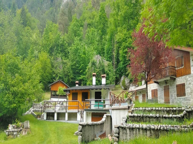 Domki znajdujące się w Parco Naturale delle Prealpi Giullie 